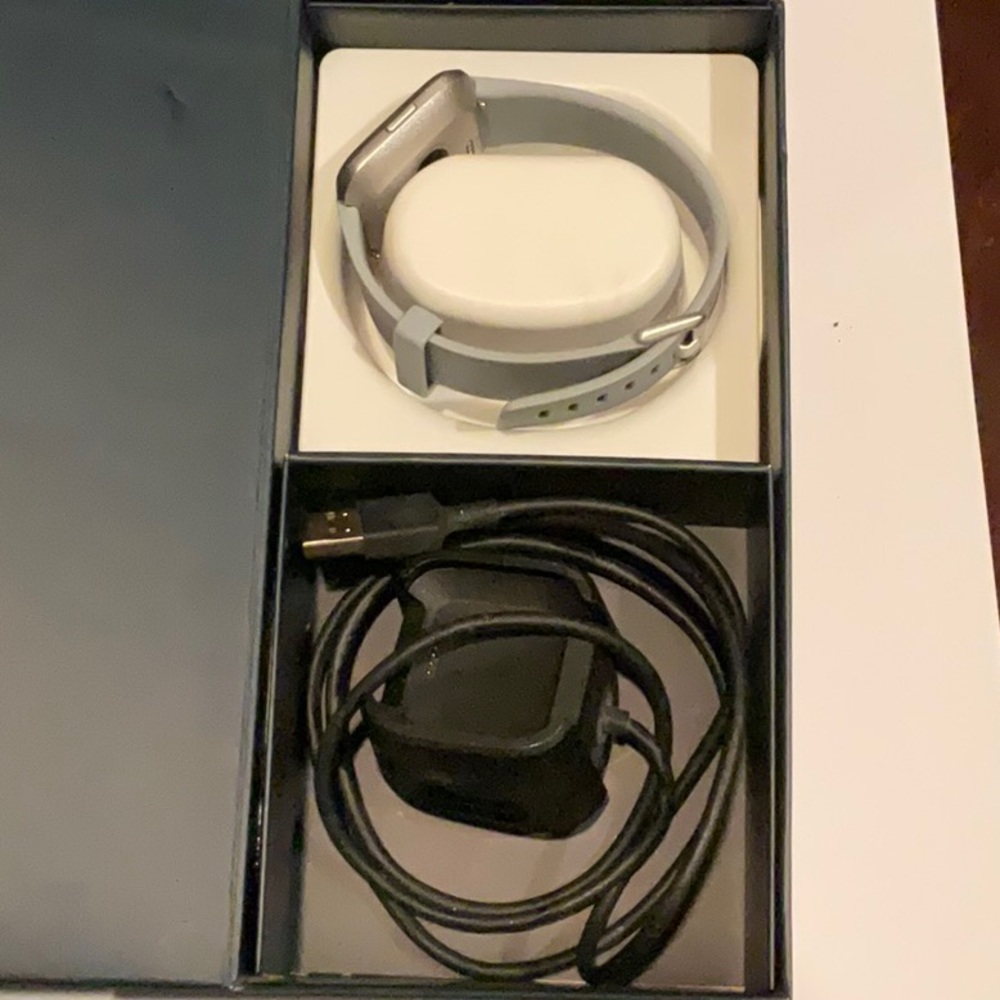 Fitbit 2017 Excellent Condition - image 2